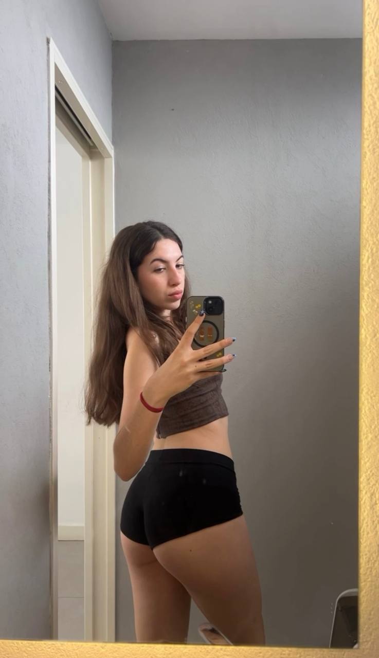 Amber in her underwear in Sulaimaniya