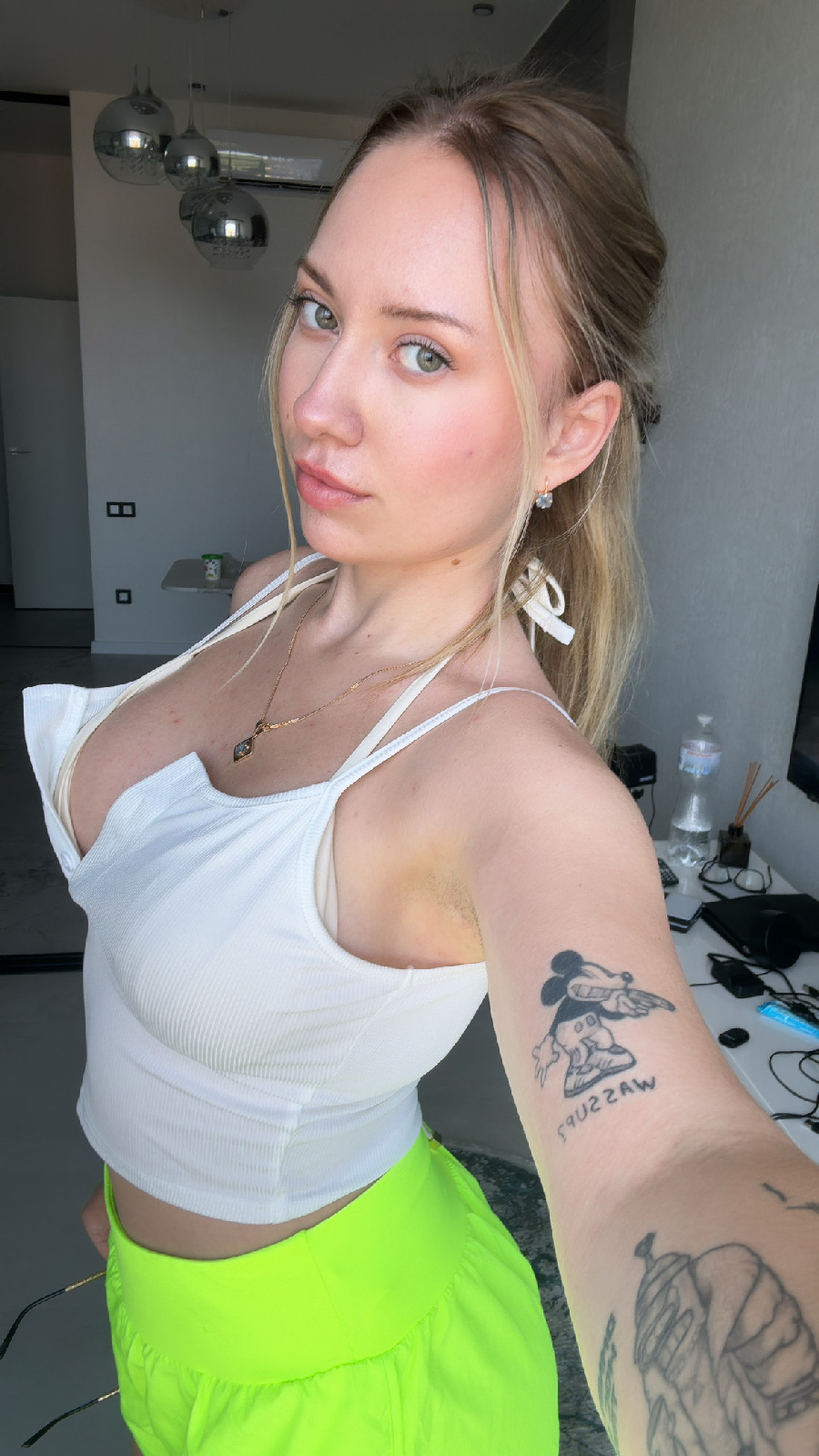 KateV in her underwear in Sulaimaniya