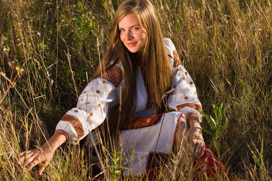 Model Women in Slavic costumes in Sulaimaniya