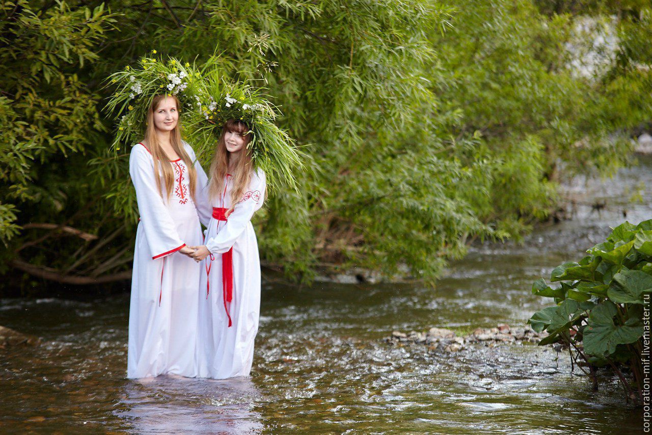 Women in Slavic costumes in Sulaimaniya
